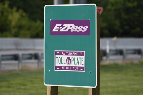 Road sign displaying tolling methods 
