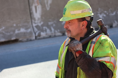 photo 4 Worker with sledgehammer