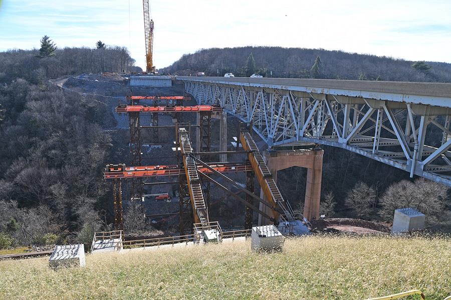 Arch erection looking south