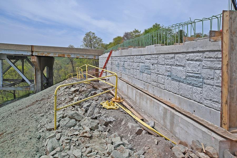 Abutment with decorative formliner