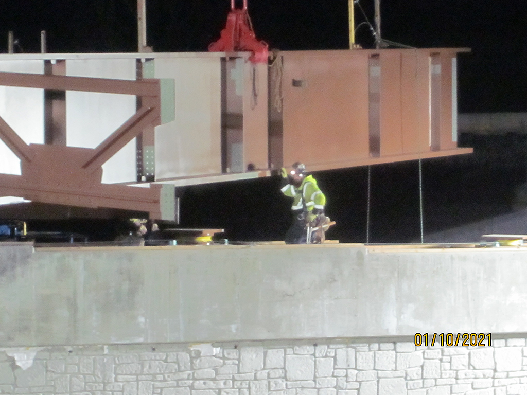 Lowering structural steel girders onto median pier bearing seat (Sep 2020/Feb 2021)