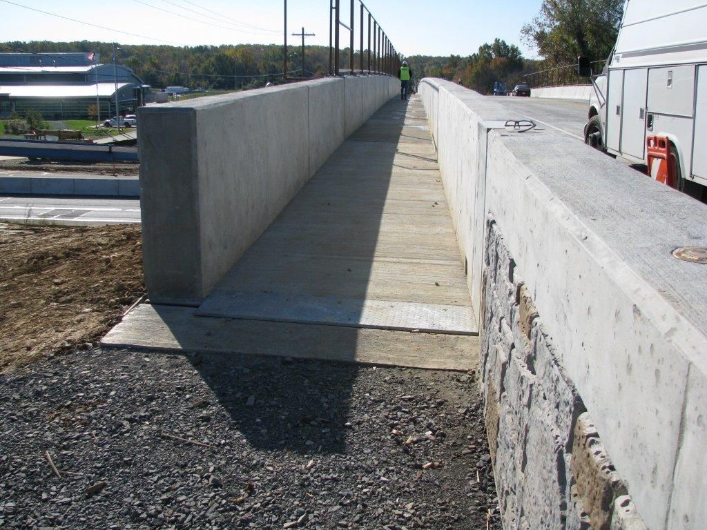 Completed pedestrian sidewalk on new bridge (Oct/Nov 2011)