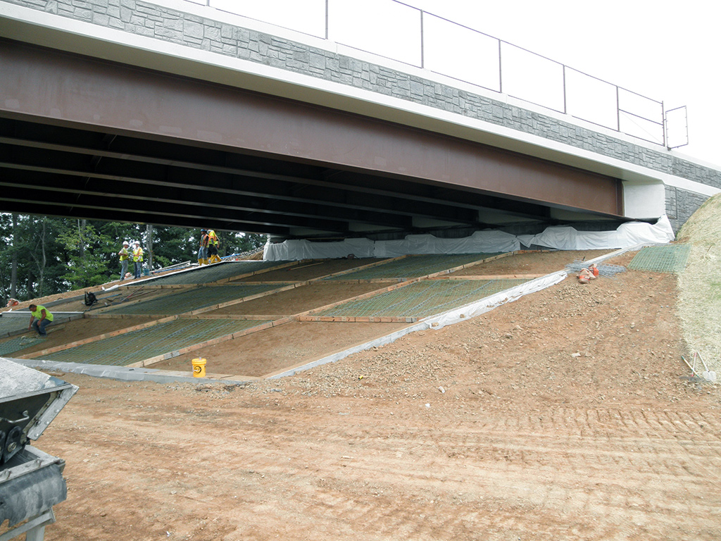New slope wall installation at the eastbound abutment of the Richlieu Road Bridge (Sept 2013)